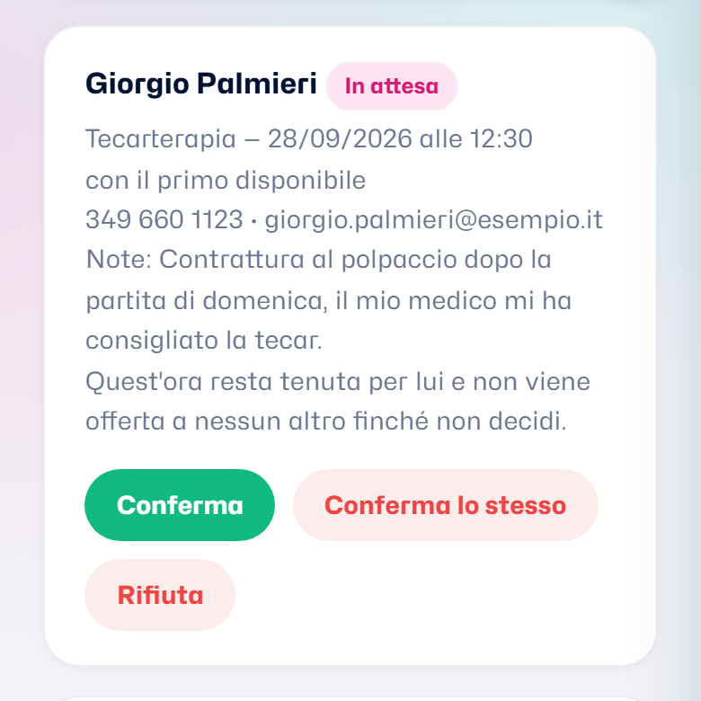 Una richiesta di prenotazione in attesa, con nome, telefono, note e i pulsanti Conferma e Rifiuta