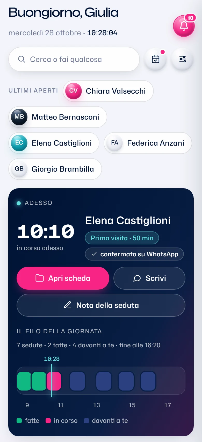 La Scrivania sul telefono: il saluto con l'ora, «Cerca o fai», gli ultimi aperti e «Adesso» con i pulsanti e il filo della giornata (dati di esempio)